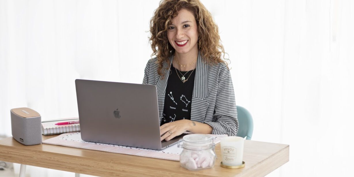 La profesión de redactor digital Neoficio Sara Pellicer Sara Pellicer trabajando de redactora digital